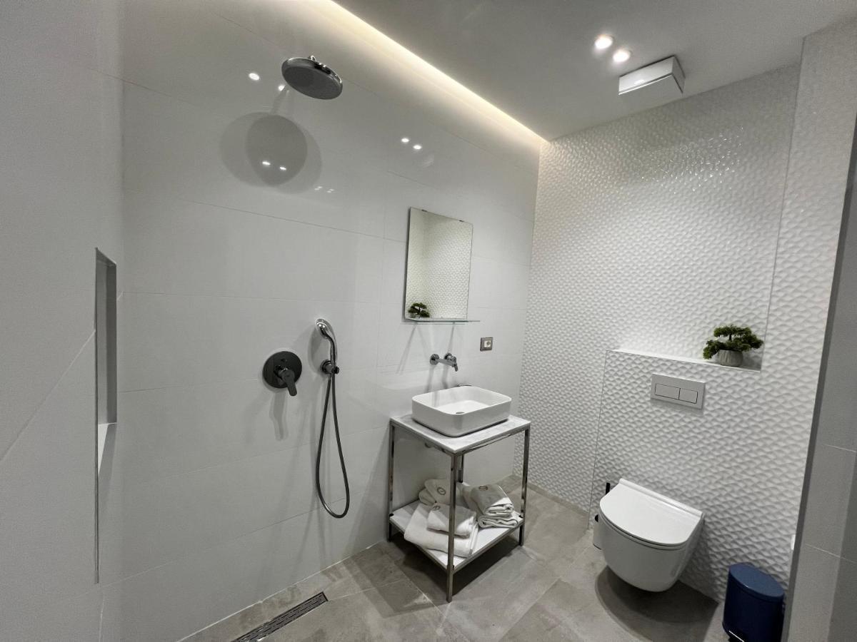 Enzo Rooms & Apartment Blloku Tirana Zewnętrze zdjęcie