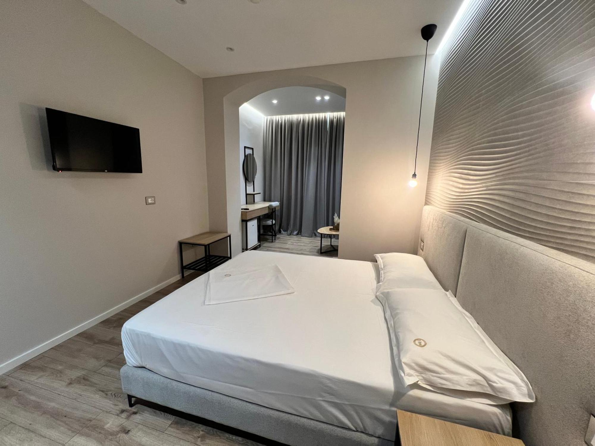 Enzo Rooms & Apartment Blloku Tirana Zewnętrze zdjęcie
